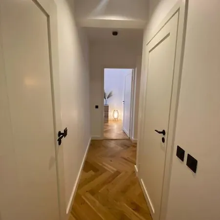 Modern 2-bedroom With Terrace & Free Parking Apartament