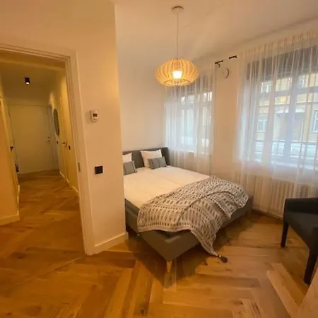 Apartament Modern 2-bedroom With Terrace & Free Parking