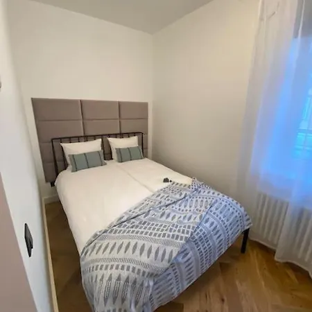 Modern 2-bedroom With Terrace & Free Parking Apartament Parnawa